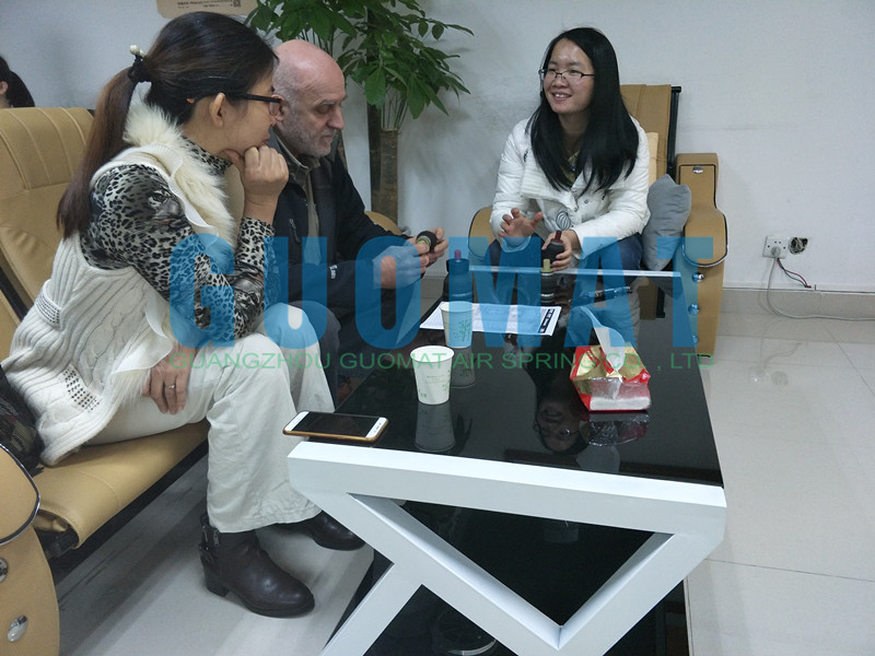 <strong> 意大利客戶Ivo親自到訪，商議定制空氣彈簧(圖文)</strong>